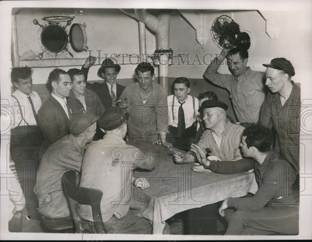 1937 Press Photo crew of SS Roosevelt strategize during strike