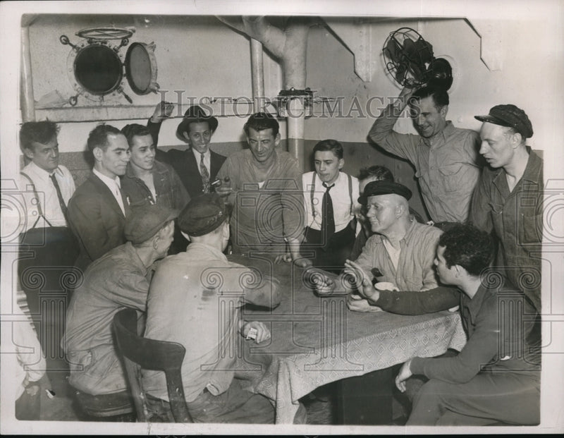 Load image into Gallery viewer, 1937 Press Photo crew of SS Roosevelt strategize during strike
