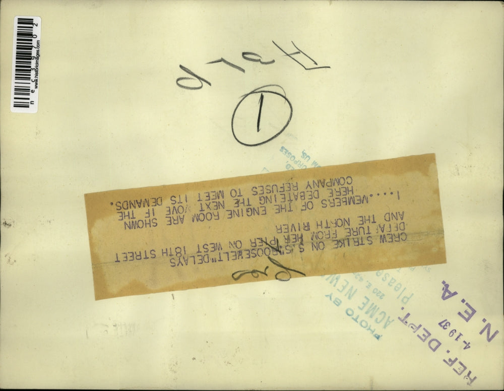 1937 Press Photo crew of SS Roosevelt strategize during strike