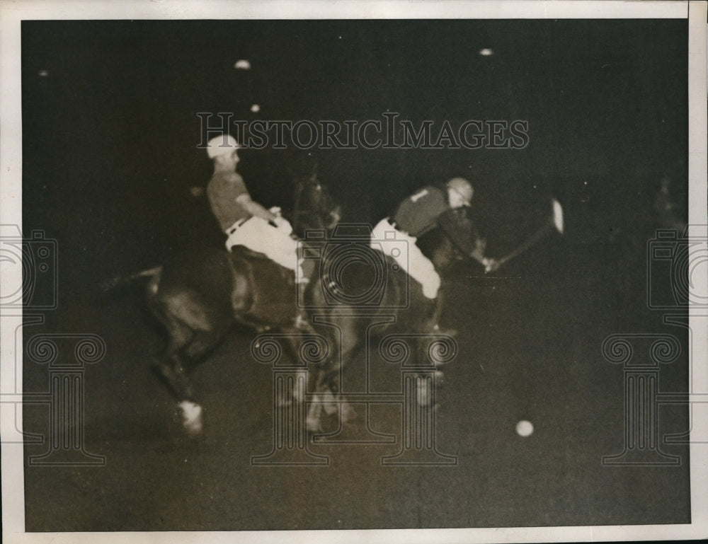 1937 Press Photo Nelson Newcomb hits fall as WD Zimmerman tried to cut him off
