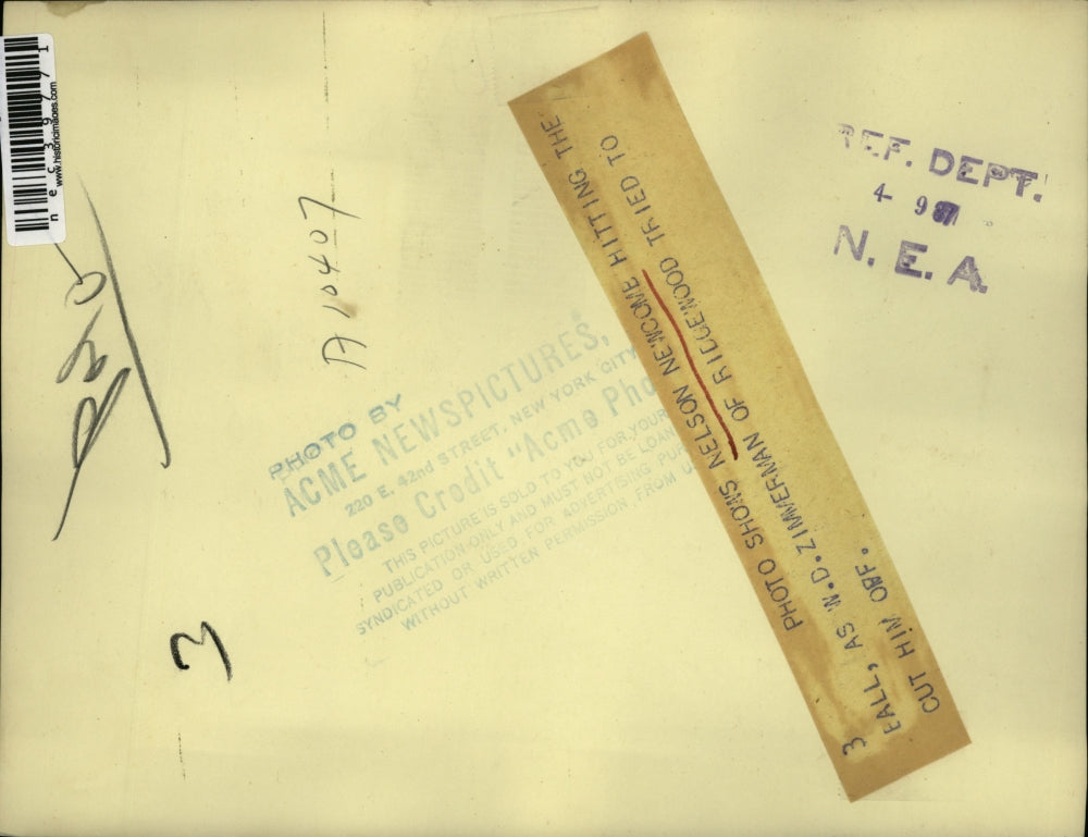 1937 Press Photo Nelson Newcomb hits fall as WD Zimmerman tried to cut him off