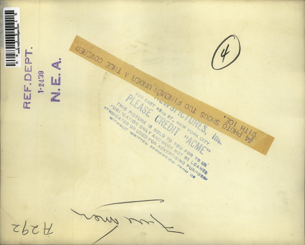 1939 Press Photo Two Firemen Under Tree Covered With Ice