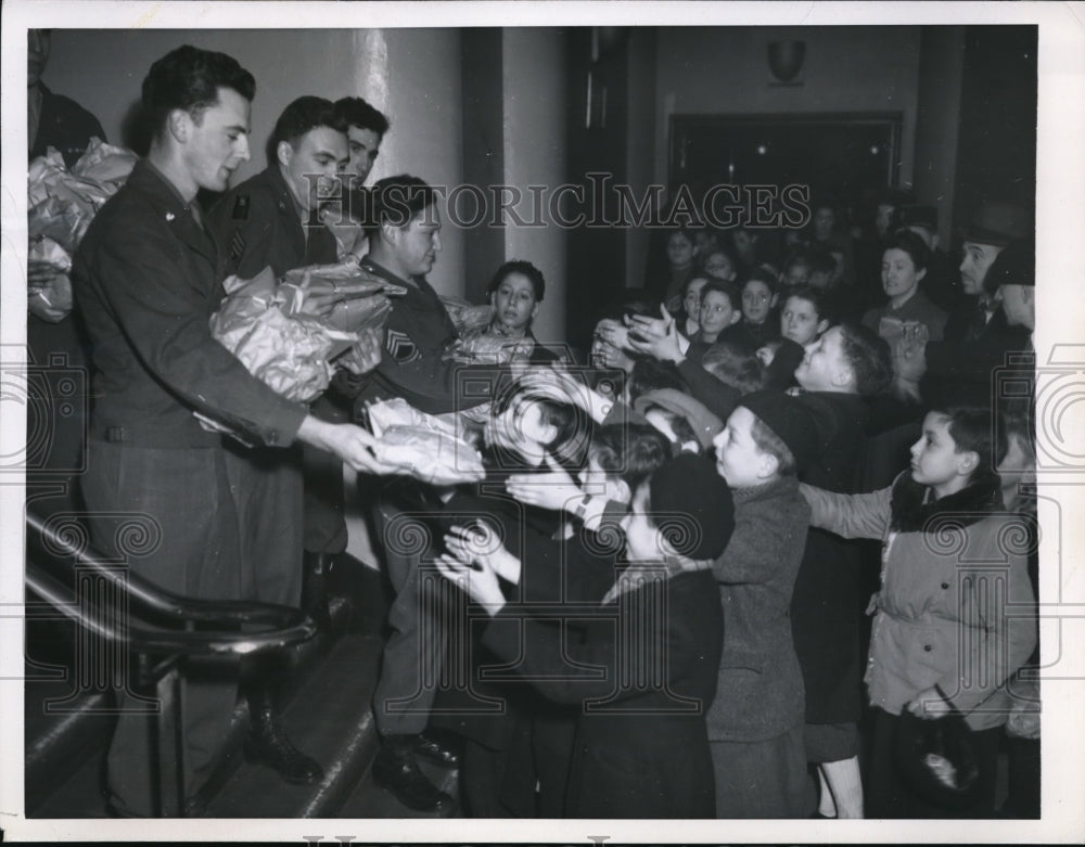 1945 Press Photo GI's distribute toys and clothes for French children at World- Historic Images