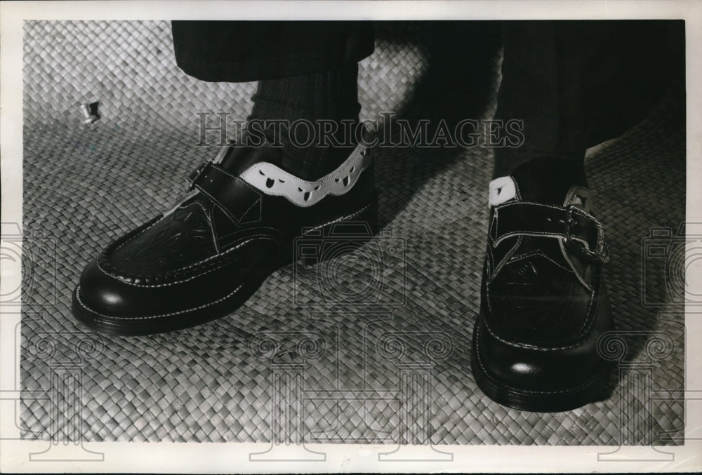 1951 Press Photo Trendy Oxford Cut Cowboy Boots In New York