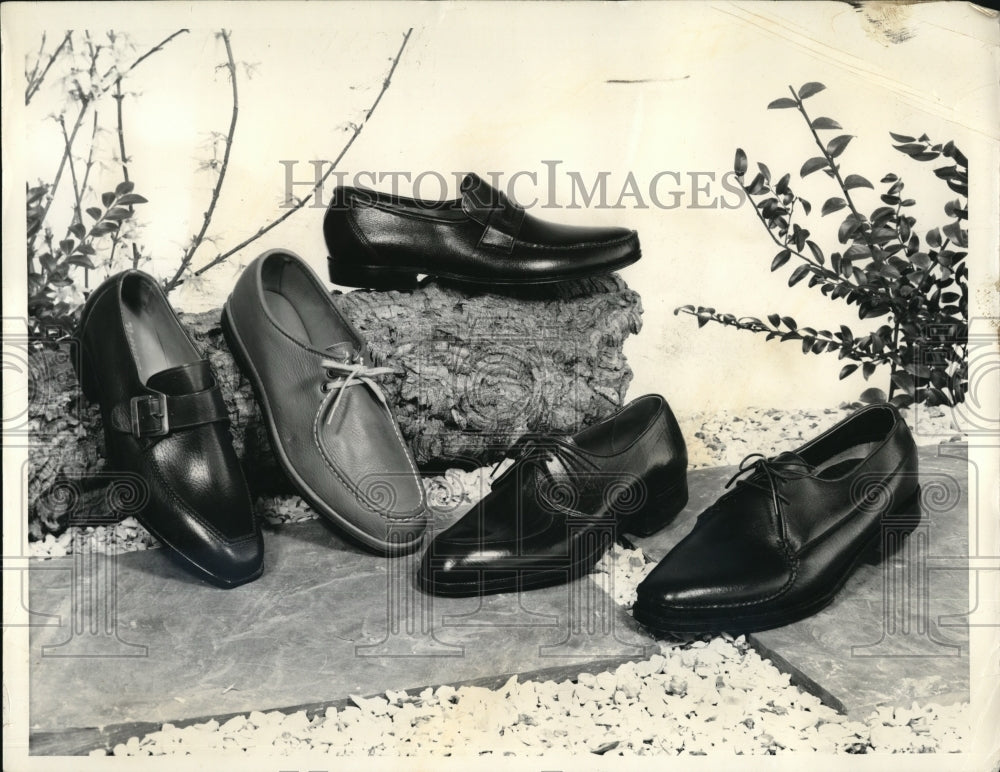 1960 Press Photo Leather Moccasins In Multiple Styles - Grained, Glove