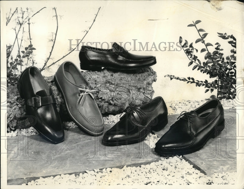 Load image into Gallery viewer, 1960 Press Photo Leather Moccasins In Multiple Styles - Grained, Glove
