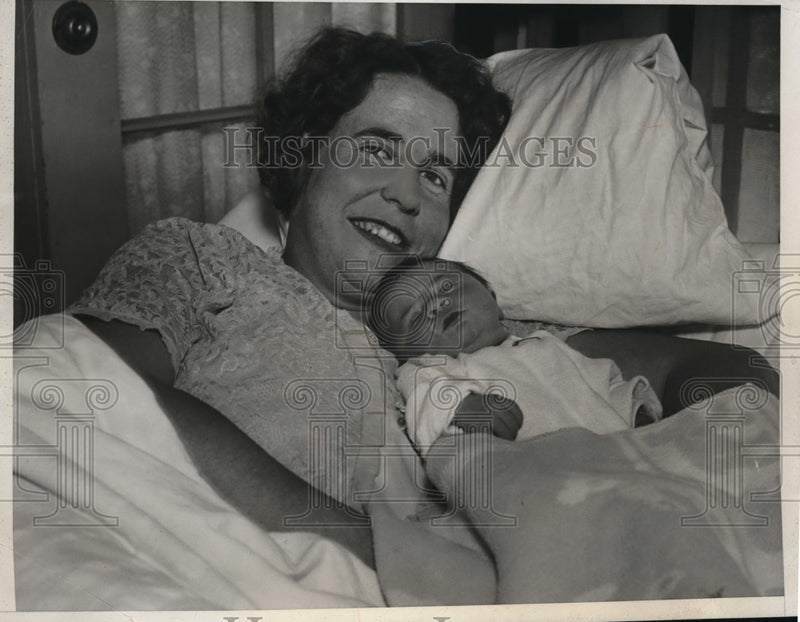 Load image into Gallery viewer, 1933 Press Photo Mrs. F.P. Wickerson, infant Daughter born during earthquake
