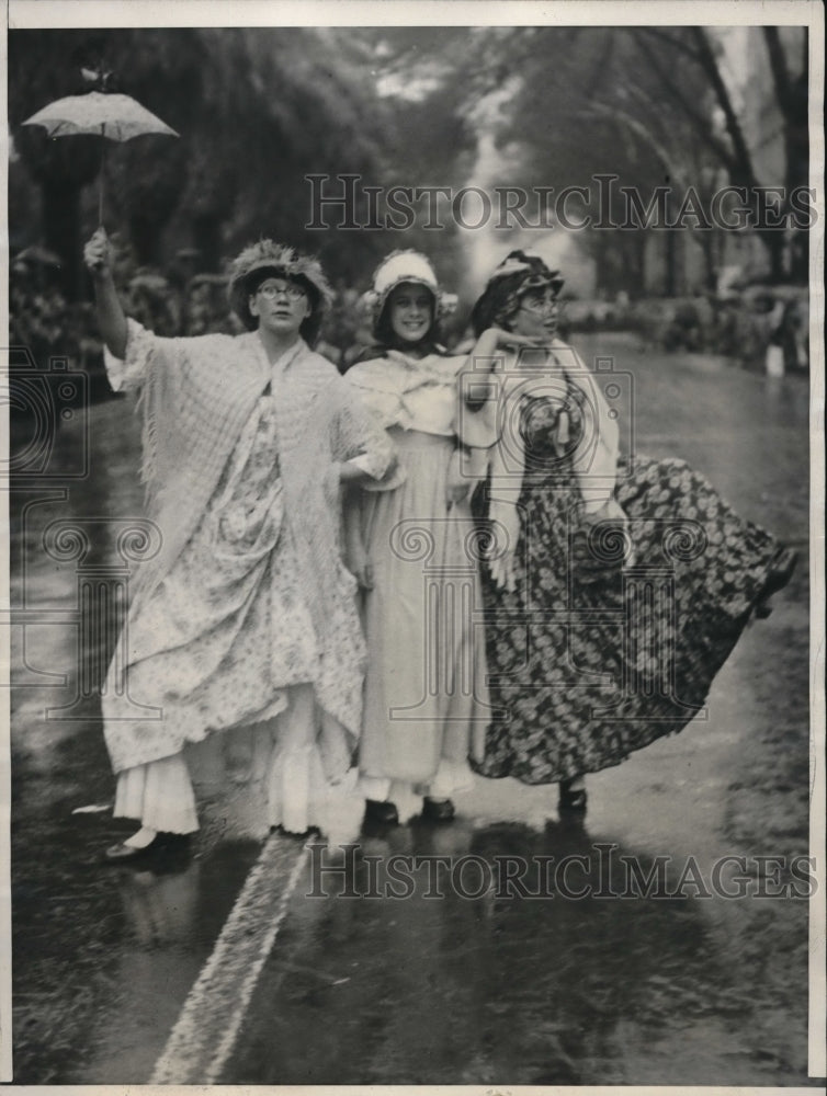Load image into Gallery viewer, 1931 Press Photo Three Murphysm Jean, Violet, Rose Sing In The Rain at Parade
