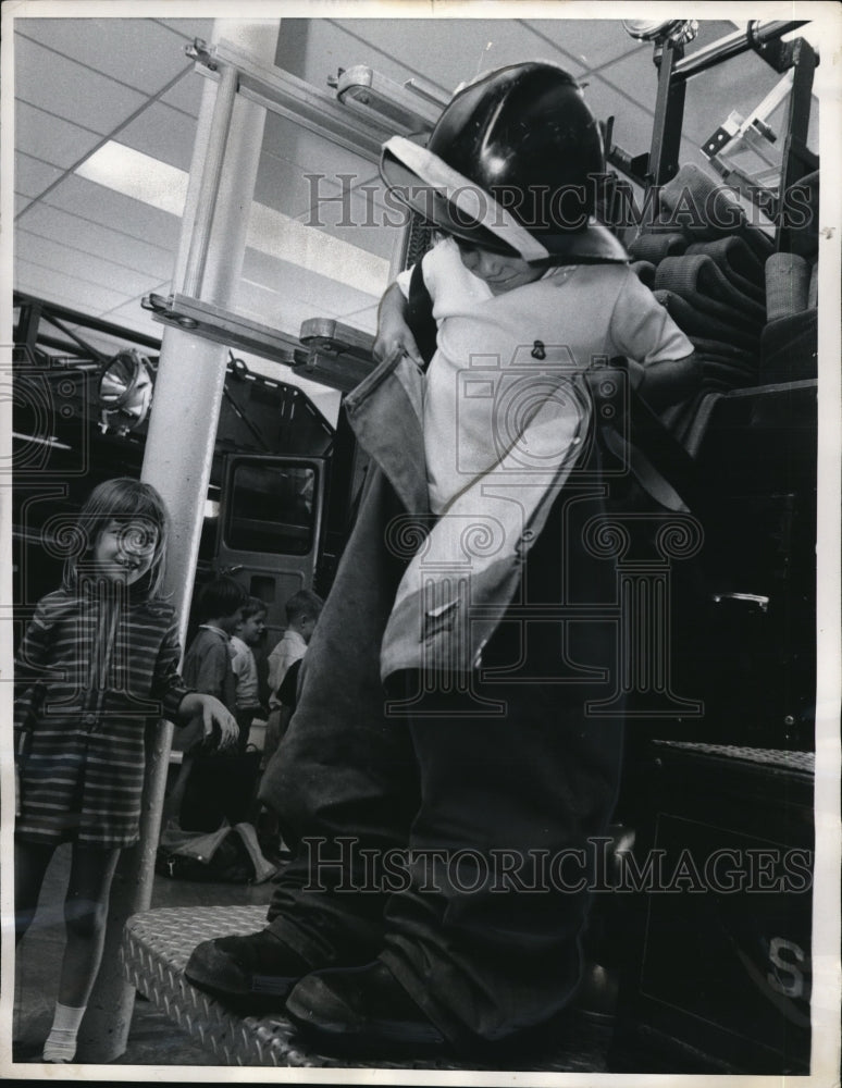 Load image into Gallery viewer, 1969 Press Photo Brian Kane toured St. Petersburg fire station - nec40121
