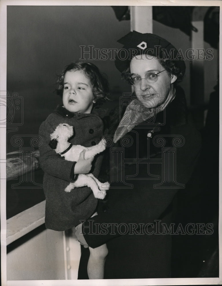 Load image into Gallery viewer, 1940 Press Photo Simon Bolivar survivors Mrs. Evelyn Marriott and daughter Sally
