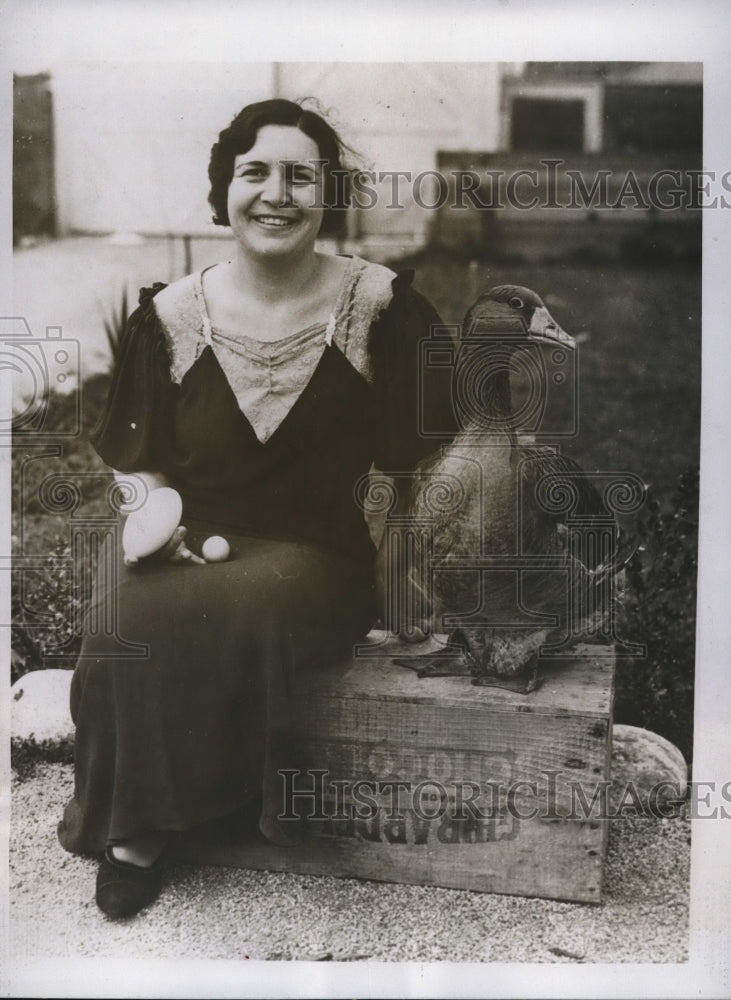 Load image into Gallery viewer, 1934 Press Photo Virginia George's pet goose lays large egg - nec40238
