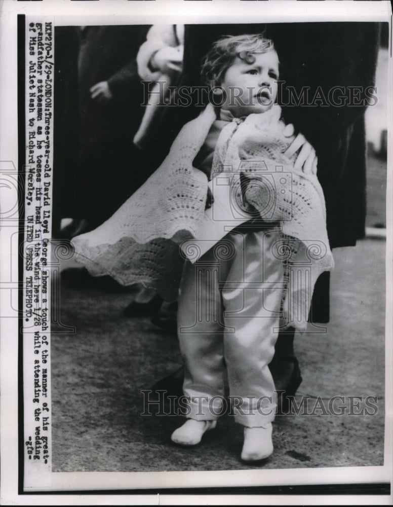 Load image into Gallery viewer, 1954 Press Photo Three-year-old David Lloyd George at Miss Juliet Nash's wedding
