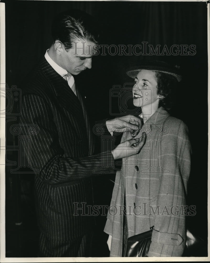 Press Photo Raymond Starr, NRA Official &amp; Dorothy Fisker YWCA Team Getting Gold- Historic Images