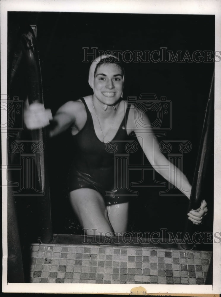 1945 Press Photo Clara Lamore wins at National Women's A.A.U. Championship