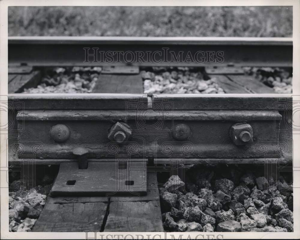 1958 Press Photo Old bolted rail joint and new continuously welded rail joint