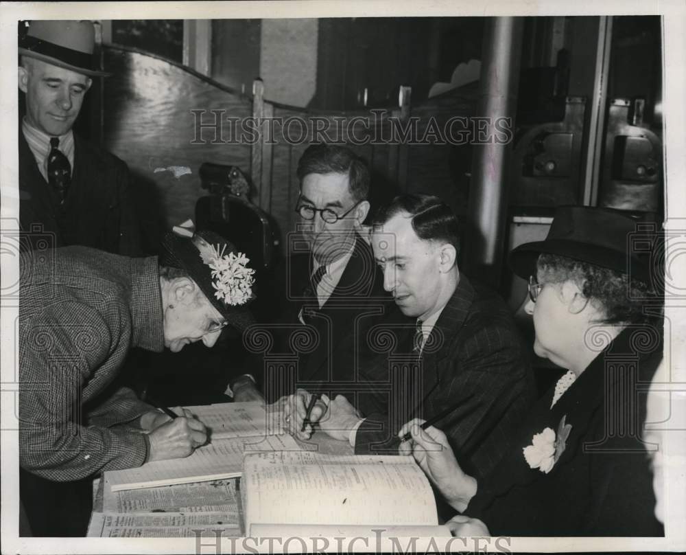 1941 Press Photo Jersey City voters arrive at the polls to cast their ballots- Historic Images