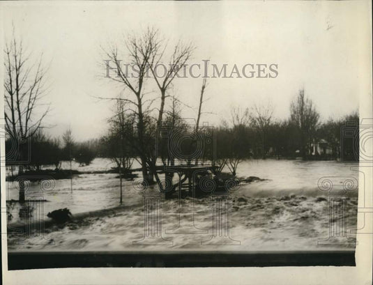 1930 Press Photo Raging flood waters surround a home- Historic Images