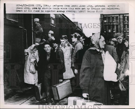 Press Photo Flood refugees arrive at Sioux City, Iowa - nec40965- Historic Images