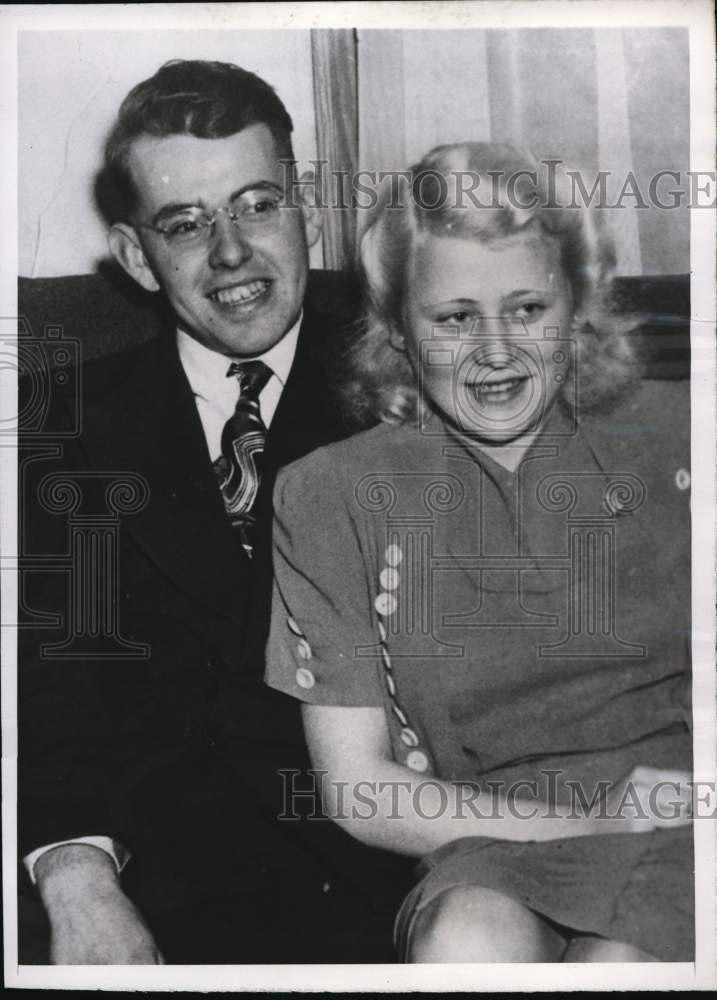 1948 Press Photo William Raymond &amp; Helga Hasenpflug plan wedding, Rochester NY- Historic Images