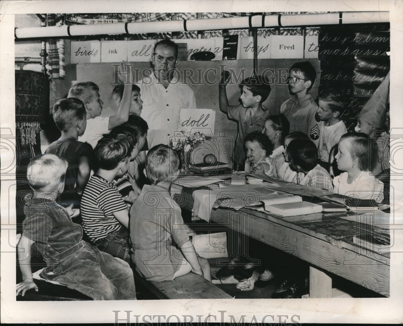 Load image into Gallery viewer, 1948 Press Photo Jeremiah Castner's Cellar Classroom in Binghampton
