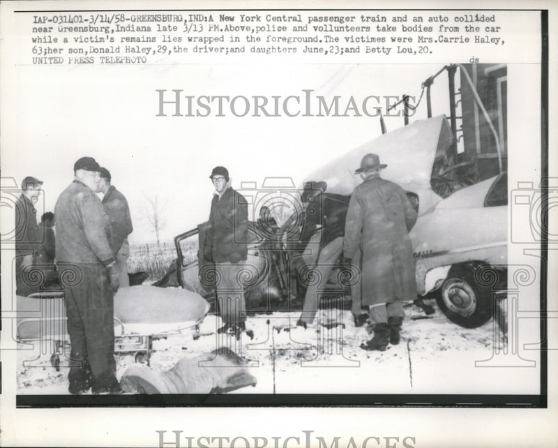 Load image into Gallery viewer, 1958 Press Photo New York Central Passenger train collided near Greensburg
