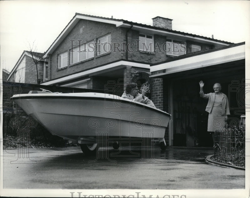 Load image into Gallery viewer, 1969 Press Photo Keith Trask converted 14-ft Dinghy to an Amphibious Vessel
