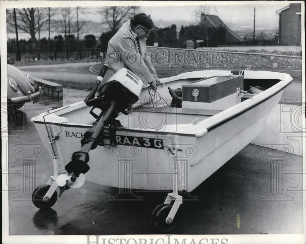 1969 Press Photo Keith Trask retired engineer starts up Amphibious Dinghy- Historic Images