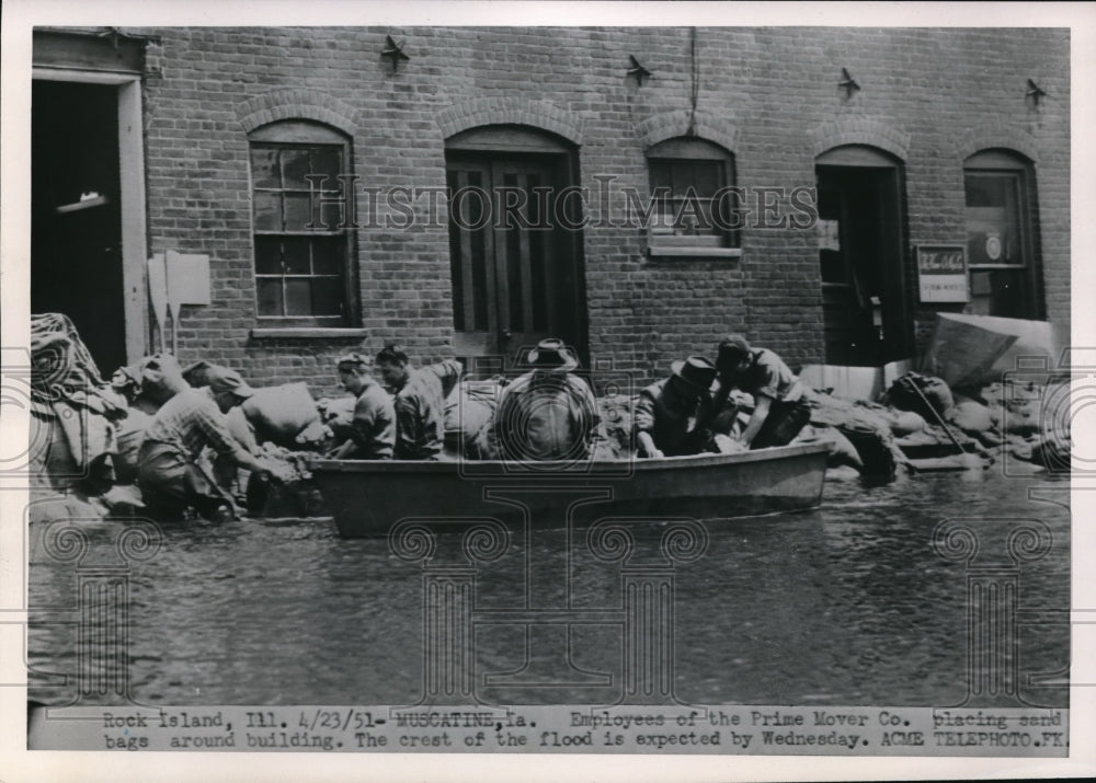 1951 Press Photo Employees of the Prime Mover Co.placing sand bags.