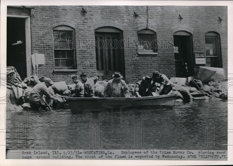 Load image into Gallery viewer, 1951 Press Photo Employees of the Prime Mover Co.placing sand bags.
