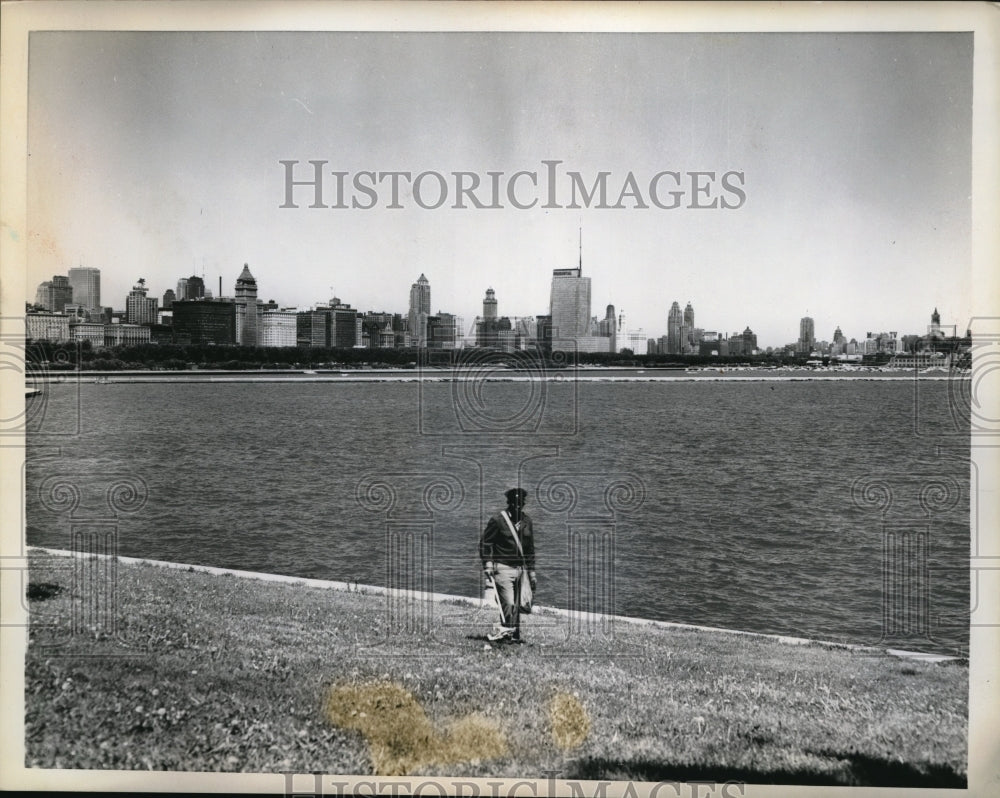 1958 Press Photo A man sightseeing in chicago.