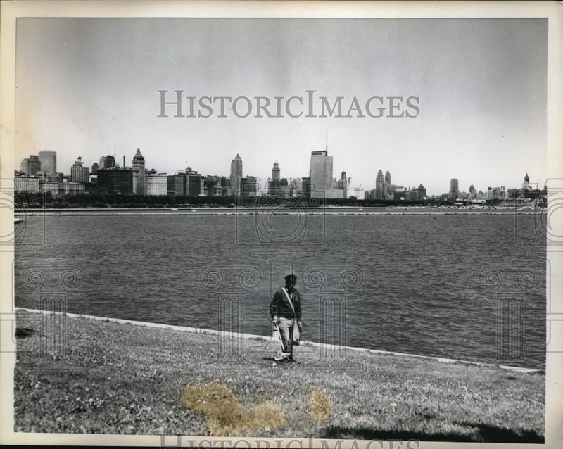 Load image into Gallery viewer, 1958 Press Photo A man sightseeing in chicago.
