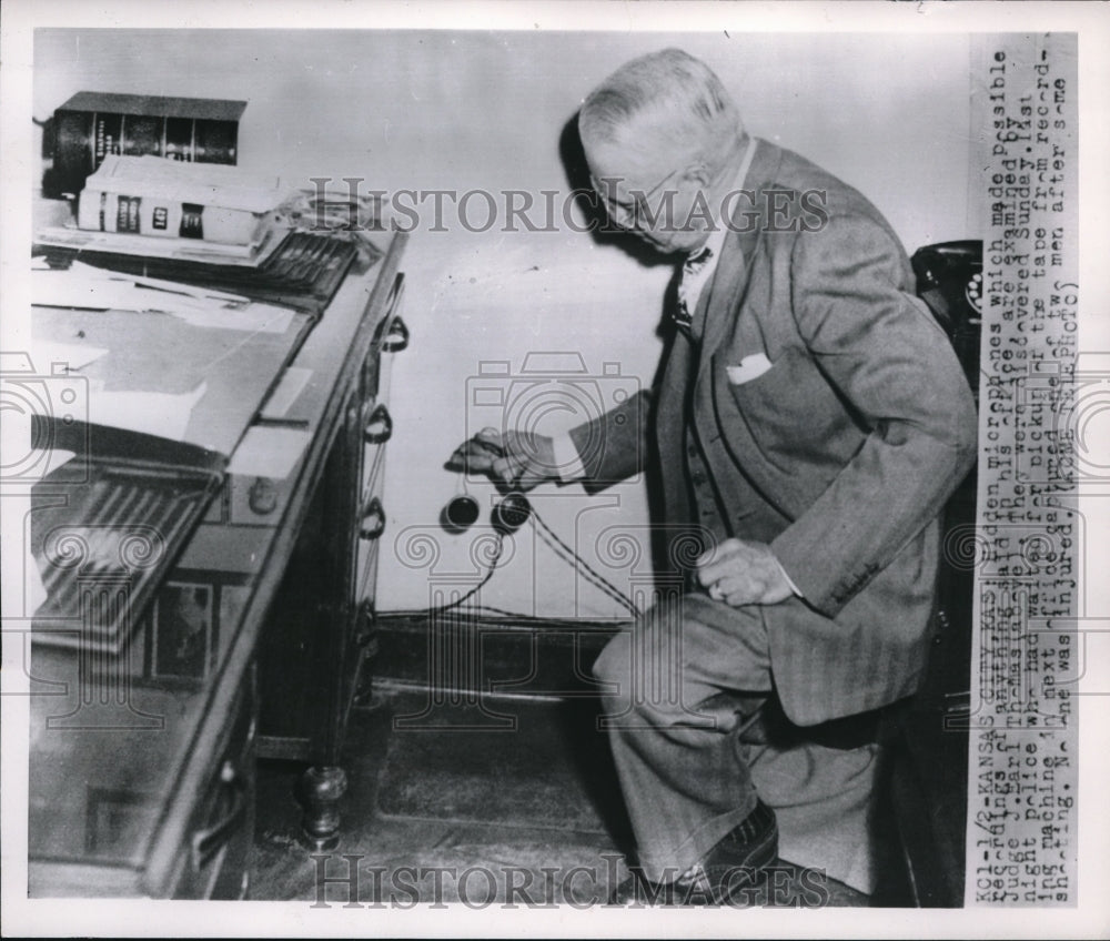 1952 Press Photo Hidden microphones examined by Judge J. Earl Thomas.