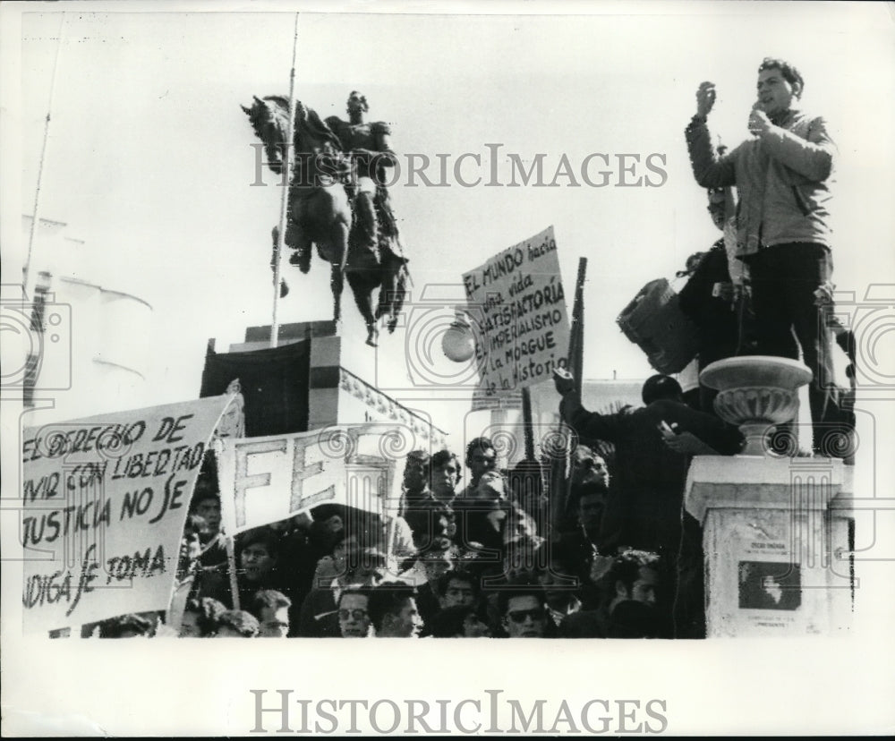1969 Press Photo Student protestors in La Paz, Bolivia anti US visit