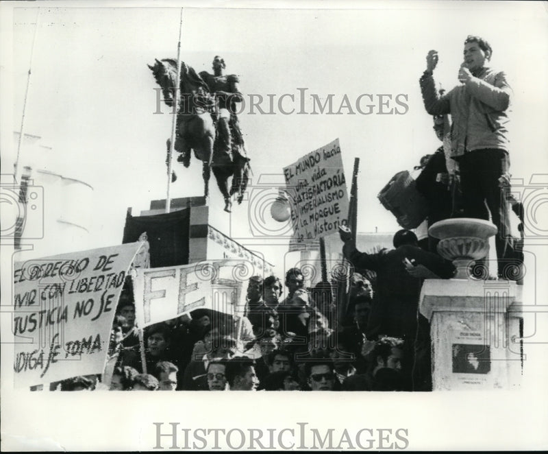 Load image into Gallery viewer, 1969 Press Photo Student protestors in La Paz, Bolivia anti US visit
