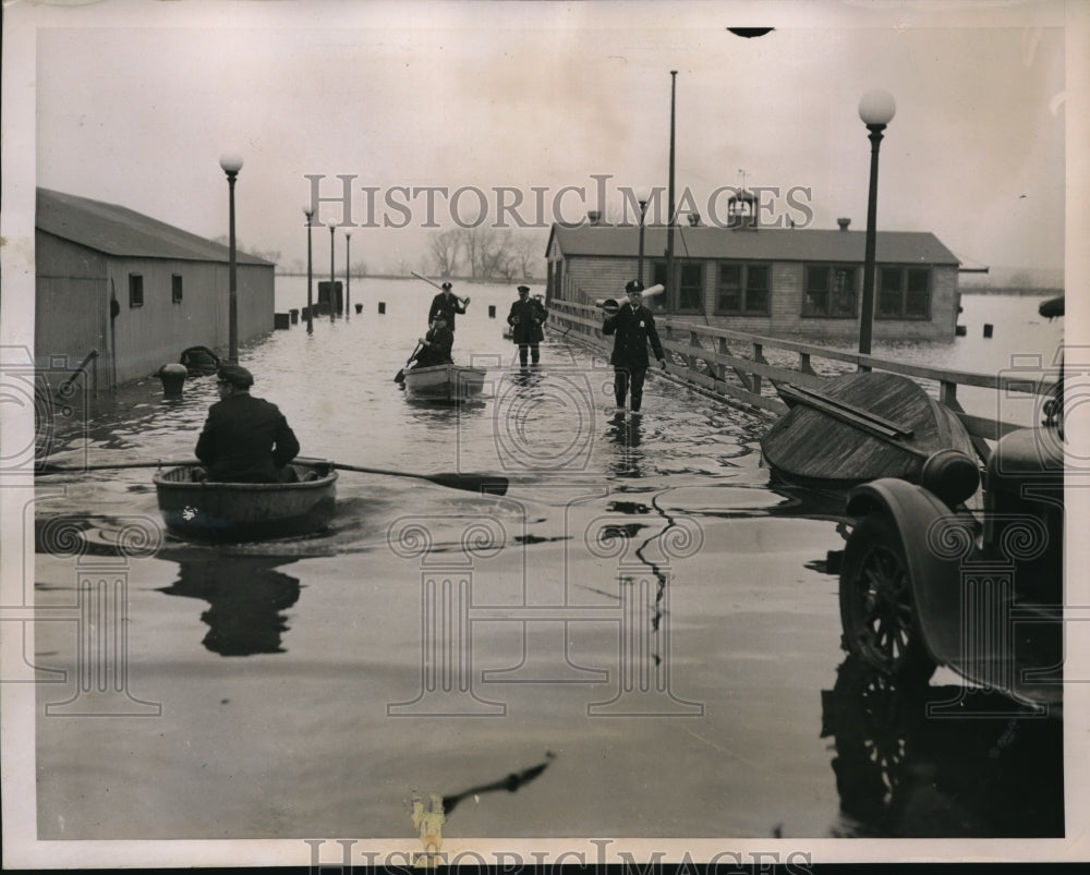 1936 Press Photo Wash D.C. police in boats in floods from Potomac river
