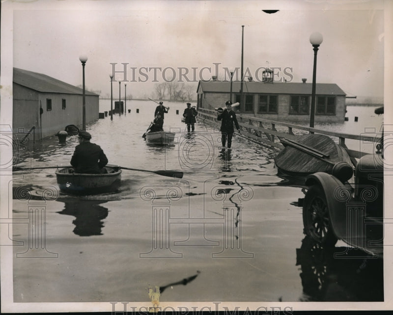Load image into Gallery viewer, 1936 Press Photo Wash D.C. police in boats in floods from Potomac river
