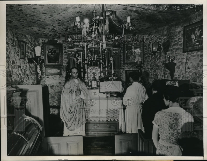 Load image into Gallery viewer, 1937 Press Photo Chapel of St Gabriel, G Pizzuti &amp; son Gabriel Jr
