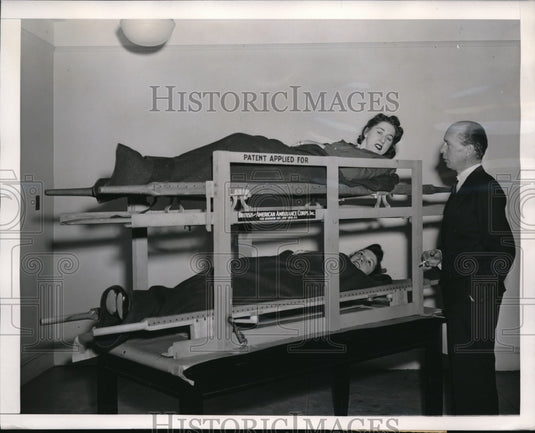 1942 Press Photo William Ruxton Two-Strecher Cradle, Mary Riodan & Terry Ficarra