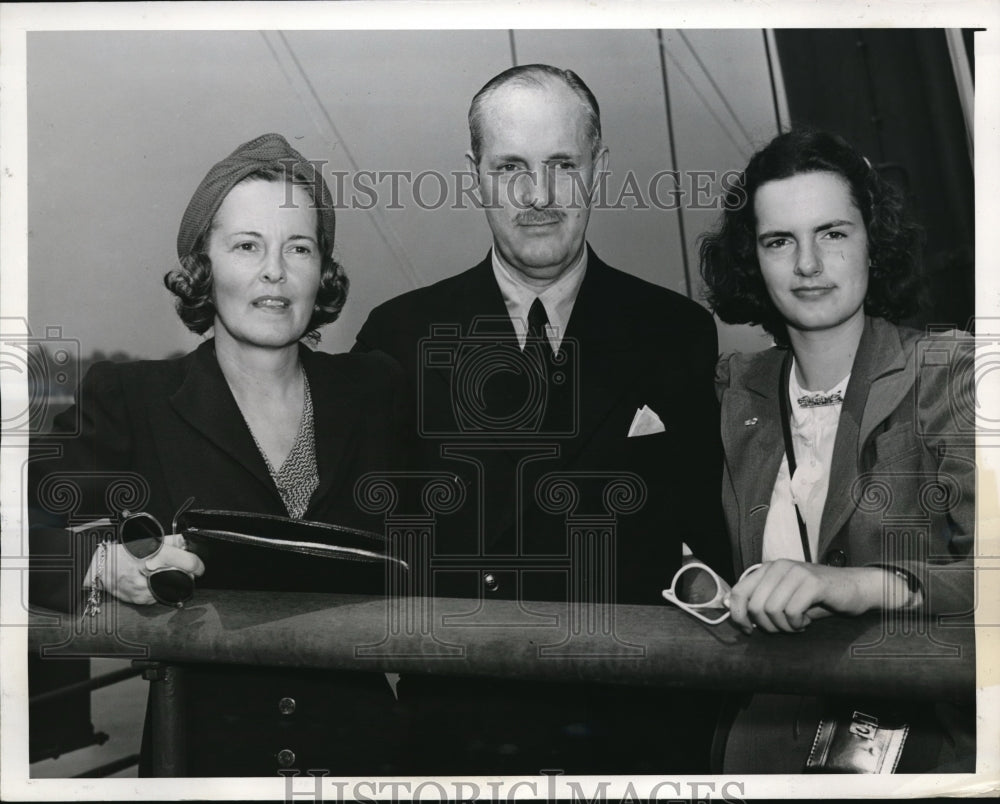 1941 Press Photo Leslie Reed with wife and daughter aboard the S.S. West Point- Historic Images