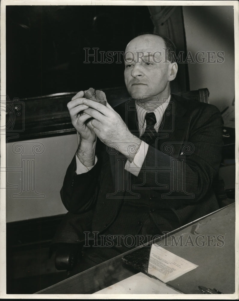 1940 Press Photo Dr Steven Ruzicka Yugoslav scientist holds woodcvoke to replace