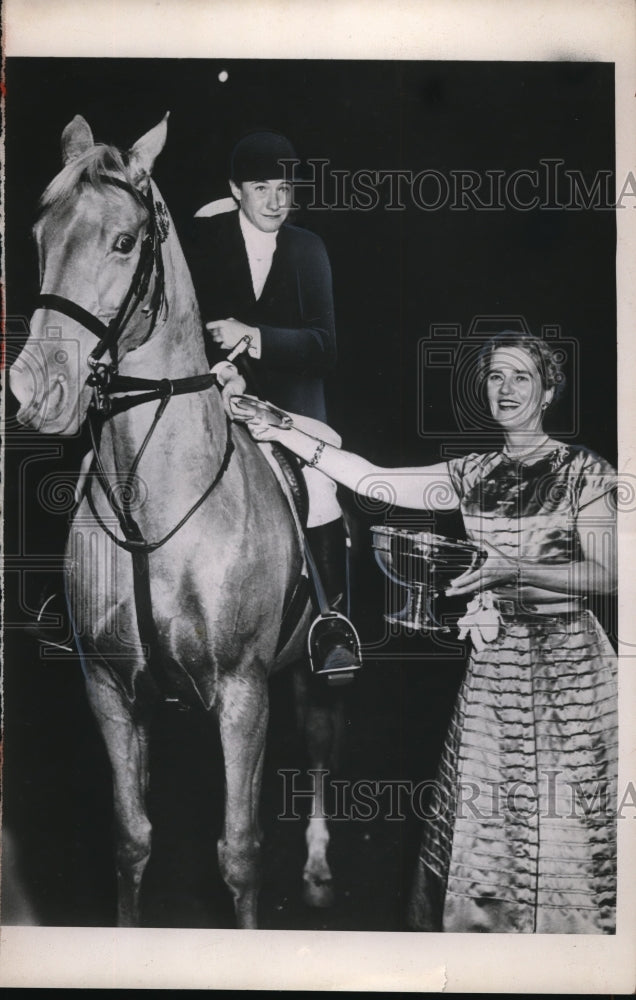 1953 Press Photo Mrs. Alfred Tuckerman presents trophy to Miss Shirley Thomas- Historic Images