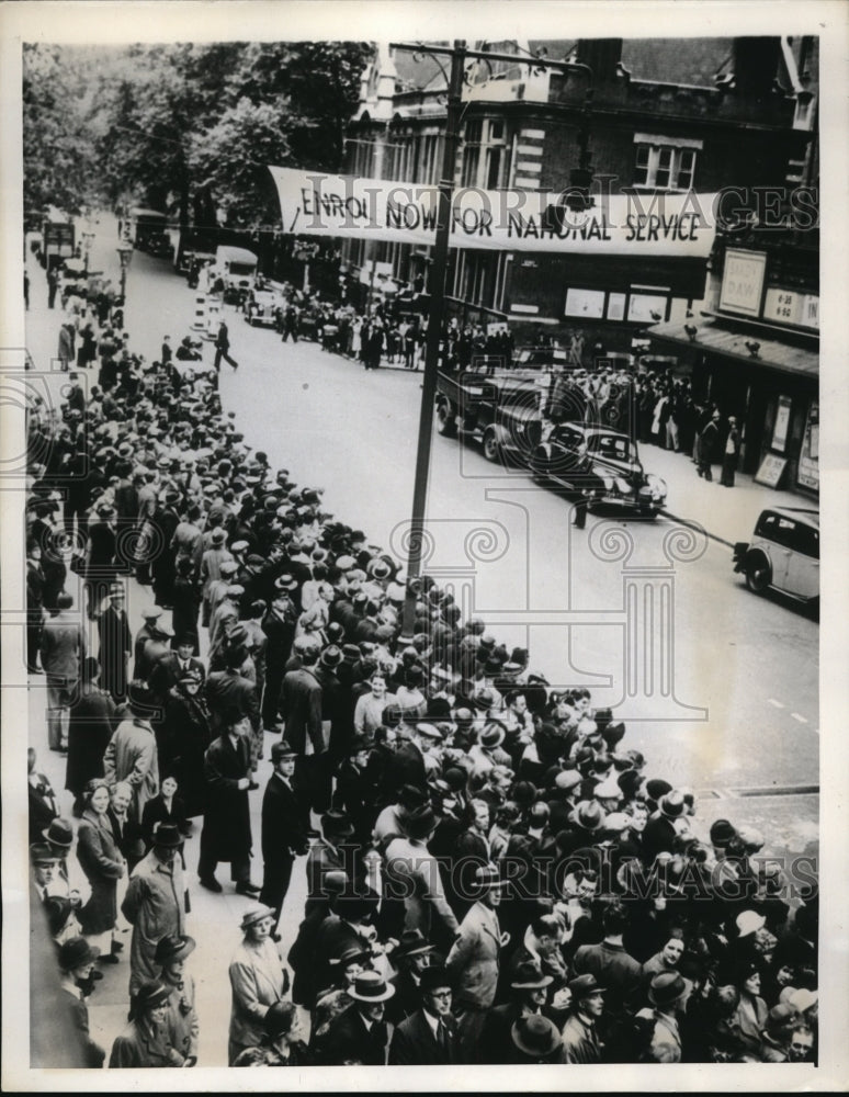 Load image into Gallery viewer, 1939 Press Photo Crowded shelter during a recent Air Raid rehearsal - nec42322
