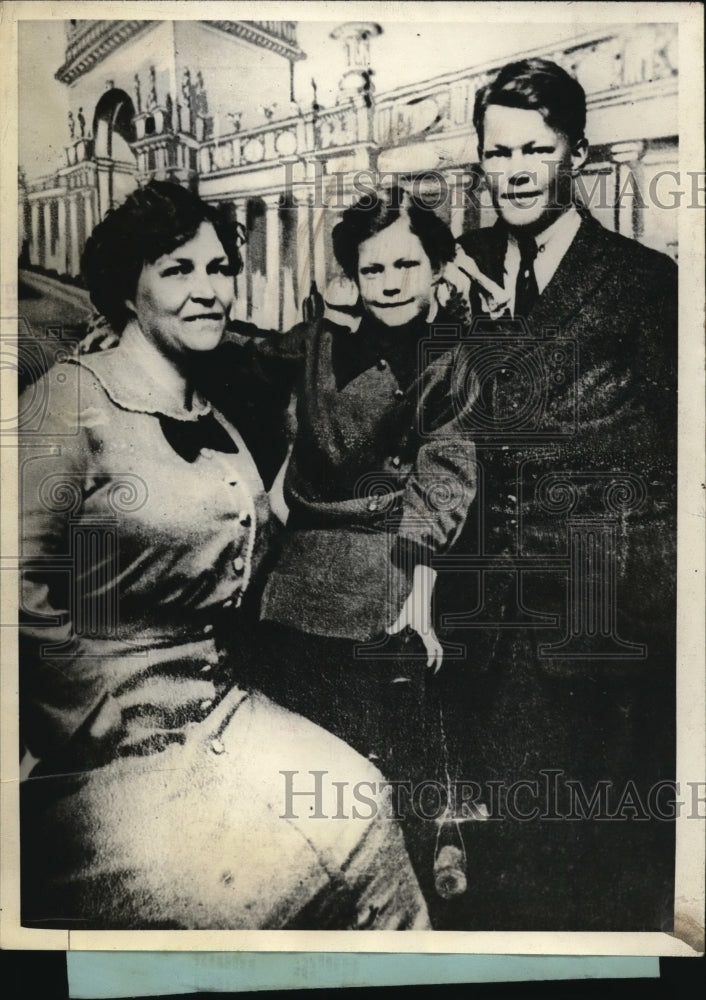 Load image into Gallery viewer, 1925 Press Photo Dorothy Ellingston , age 7 &amp; brother &amp; mom
