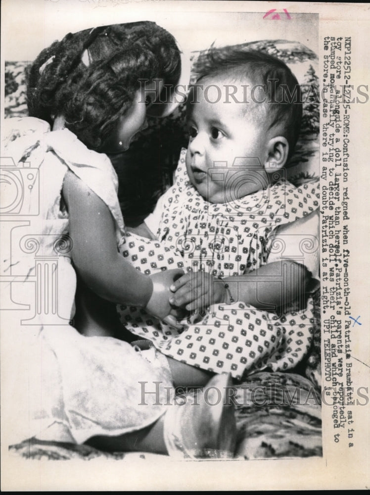 Load image into Gallery viewer, 1959 Press Photo Patricia Brambatti Baby In Toy Store Along Side A Large Doll
