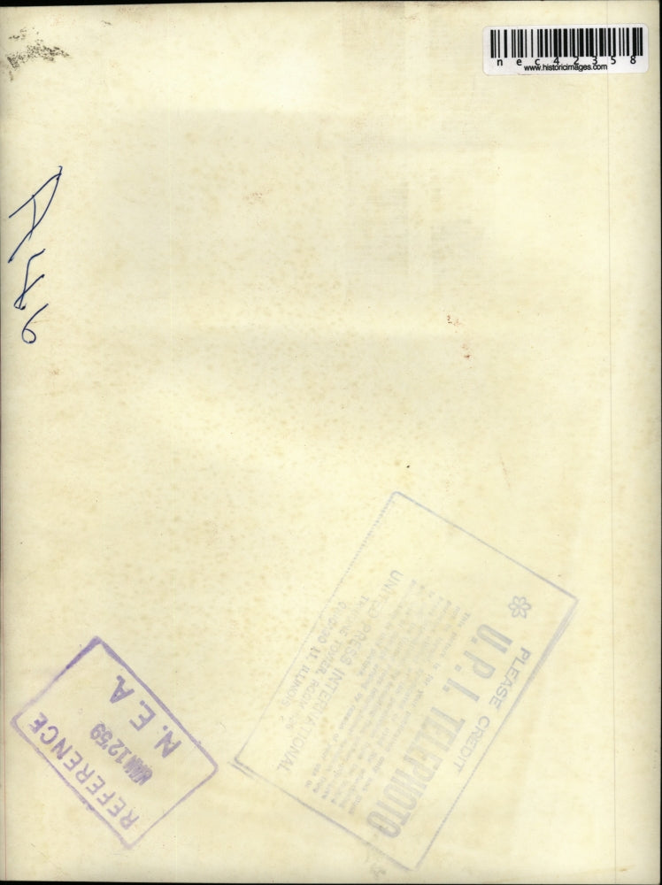 1959 Press Photo Patricia Brambatti Baby In Toy Store Along Side A Large Doll