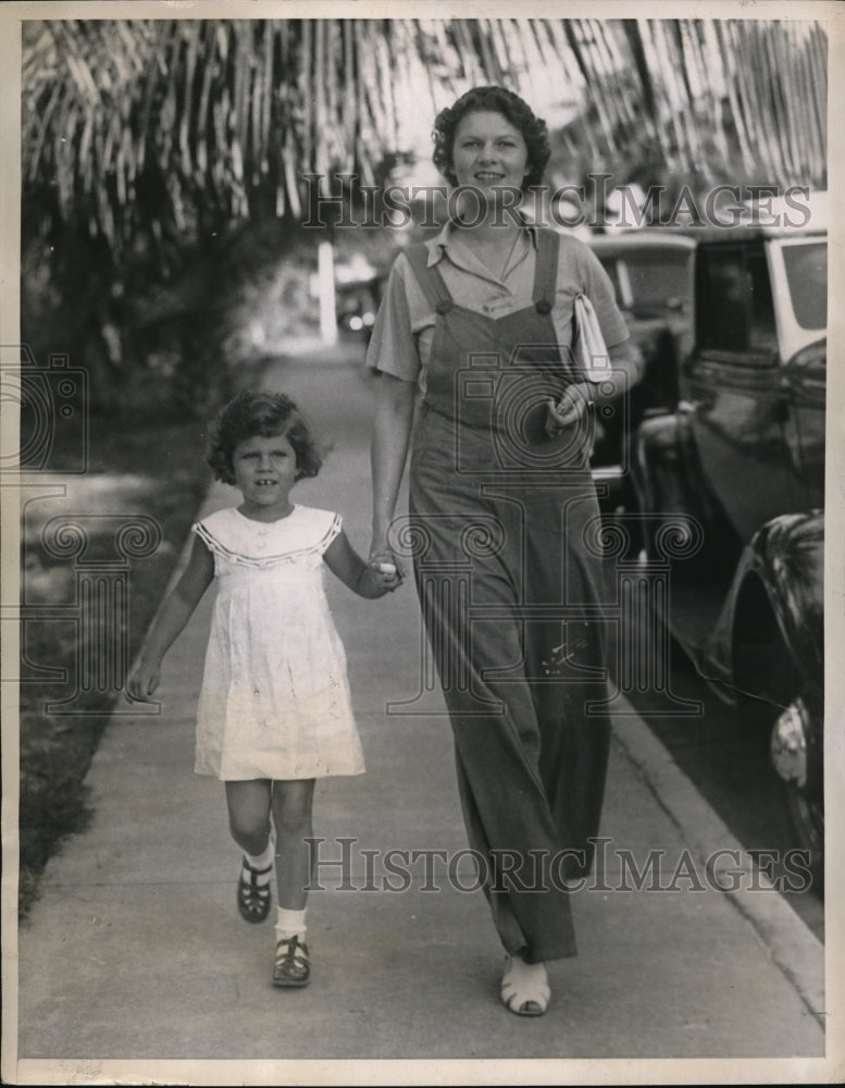 1937 Press Photo Mrs George Fenton And Barbara At Palm Beach for Winter