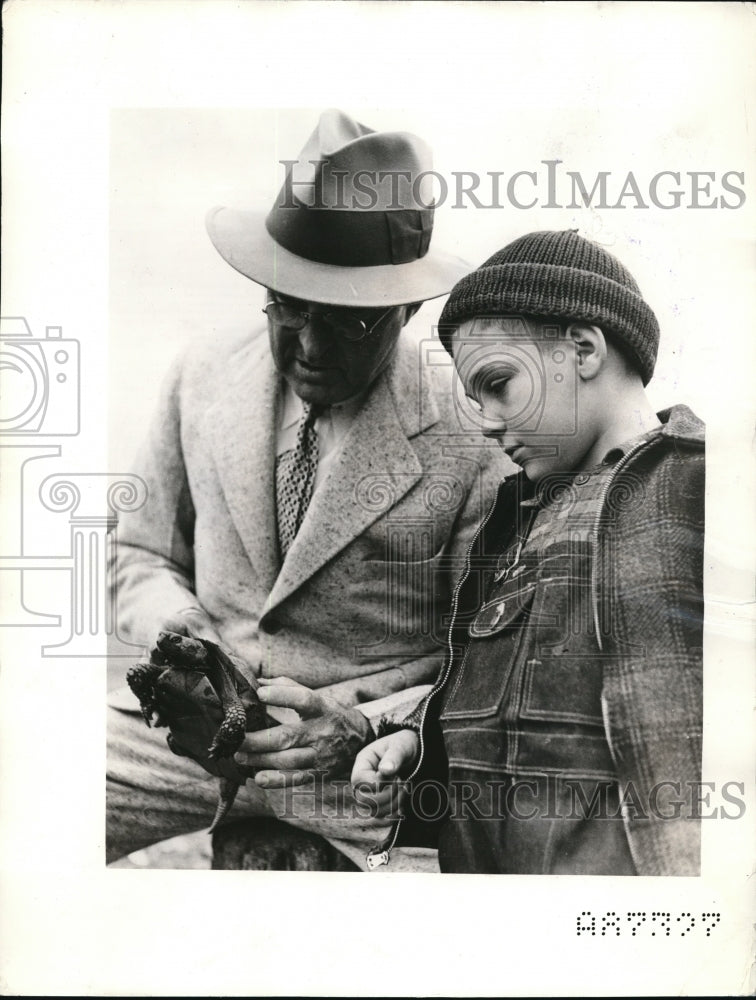 Load image into Gallery viewer, 1937 Press Photo Dr WR Whitney of GE Research with PGundrum &amp; a turtle
