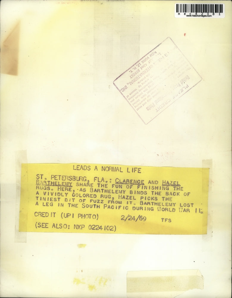 1969 Press Photo St Petersburg, Fla Clarence & Hazel Barthelemy hooking rugs