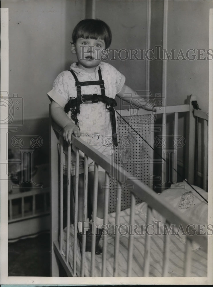 1929 Press Photo Richard Moore Wearing Harness