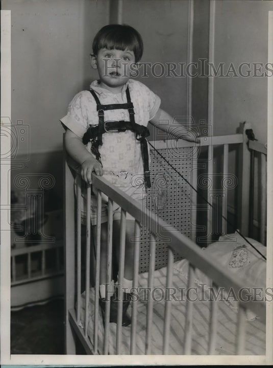 1929 Press Photo Richard Moore Wearing Harness